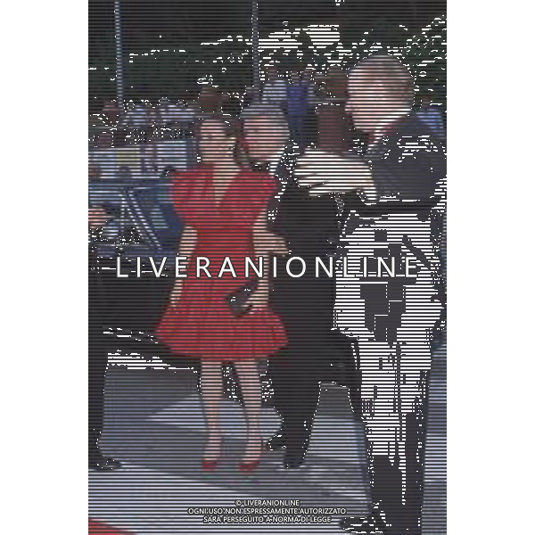 DIAP-RETROSPETTIVA ROD STEIGER ATTORE NELLA FOTO ROD STEIGER A CERNOBBIO NELL\'ANNO 1989 CON AL MOGLIE PAULA ELLIS AG ALDO LIVERANI SAS