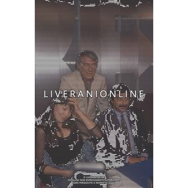 DIAP-RETROSPETTIVA KAY SANDWIK CONDUTTRICE TELEVISIVA E RADIOFONICA NELLA FOTO KAY SANDWIK CON OMAR SIVORI E MARINO BARTOLETTI CONDUCE LA TRASMISSIONE “PRESSING“ NELL\'ANNO 1990 AG ALDO LIVERANI SAS
