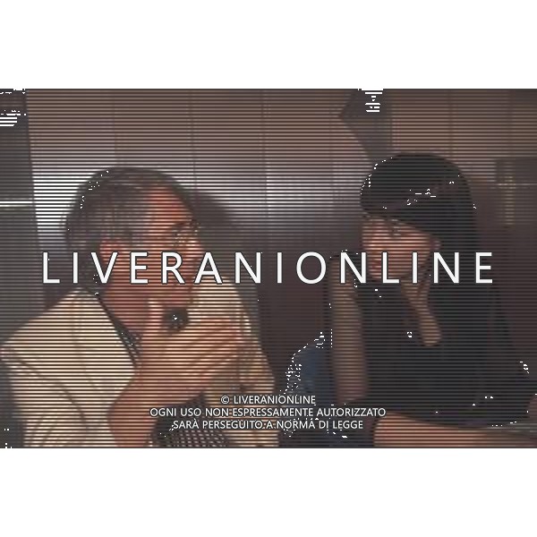 DIAP-RETROSPETTIVA KAY SANDWIK CONDUTTRICE TELEVISIVA E RADIOFONICA NELLA FOTO KAY SANDWIK CON OMAR SIVORI CONDUCE LA TRASMISSIONE “PRESSING“ NELL\'ANNO 1990 AG ALDO LIVERANI SAS