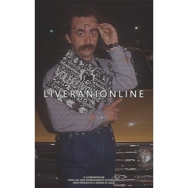 DIAP-RETROSPETTIVA MAURIZIO NICHETTI ATTORE NELLA FOTO MAURIZIO NICHETTI TRASMISSIONE TELEVISIVA “VOLERE O VOLARE “A MILANO NELL\'ANNO 1990 AG ALDO LIVERANI SAS