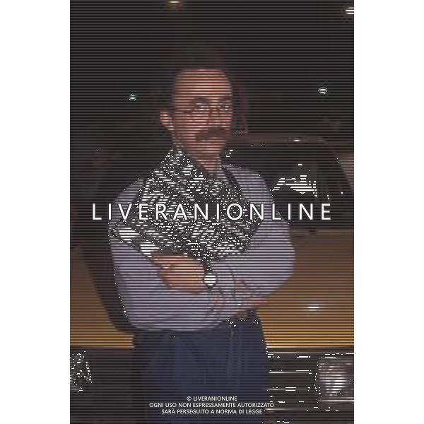 DIAP-RETROSPETTIVA MAURIZIO NICHETTI ATTORE NELLA FOTO MAURIZIO NICHETTI TRASMISSIONE TELEVISIVA “VOLERE O VOLARE “A MILANO NELL\'ANNO 1990 AG ALDO LIVERANI SAS 