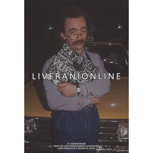 DIAP-RETROSPETTIVA MAURIZIO NICHETTI ATTORE NELLA FOTO MAURIZIO NICHETTI TRASMISSIONE TELEVISIVA “VOLERE O VOLARE “A MILANO NELL\'ANNO 1990 AG ALDO LIVERANI SAS 