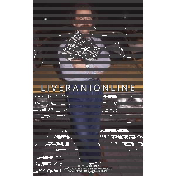 DIAP-RETROSPETTIVA MAURIZIO NICHETTI ATTORE NELLA FOTO MAURIZIO NICHETTI TRASMISSIONE TELEVISIVA “VOLERE O VOLARE “A MILANO NELL\'ANNO 1990 AG ALDO LIVERANI SAS 