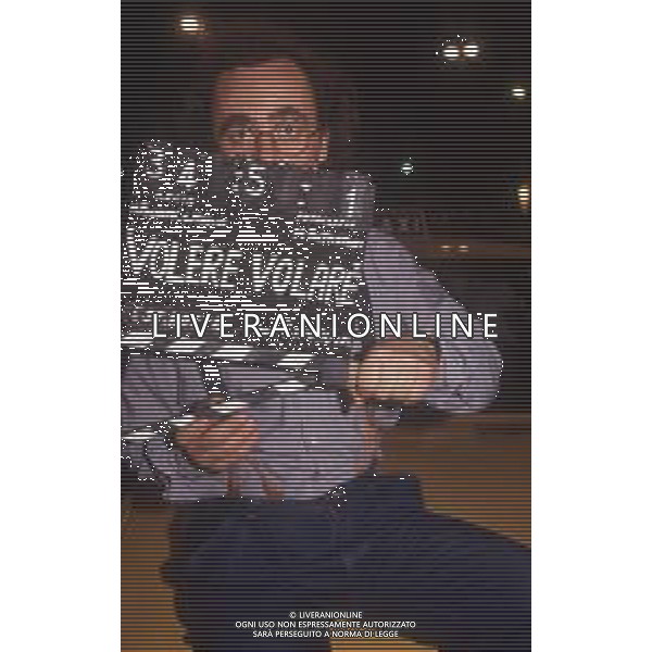 DIAP-RETROSPETTIVA MAURIZIO NICHETTI ATTORE NELLA FOTO MAURIZIO NICHETTI TRASMISSIONE TELEVISIVA “VOLERE O VOLARE “A MILANO NELL\'ANNO 1990 AG ALDO LIVERANI SAS 