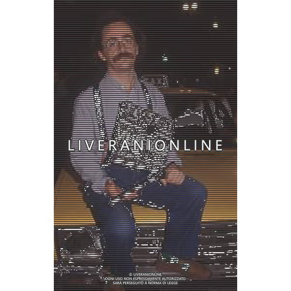 DIAP-RETROSPETTIVA MAURIZIO NICHETTI ATTORE NELLA FOTO MAURIZIO NICHETTI TRASMISSIONE TELEVISIVA “VOLERE O VOLARE “A MILANO NELL\'ANNO 1990 AG ALDO LIVERANI SAS 