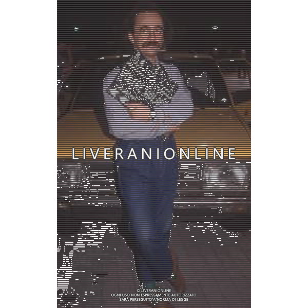 DIAP-RETROSPETTIVA MAURIZIO NICHETTI ATTORE NELLA FOTO MAURIZIO NICHETTI TRASMISSIONE TELEVISIVA “VOLERE O VOLARE “A MILANO NELL\'ANNO 1990 AG ALDO LIVERANI SAS 
