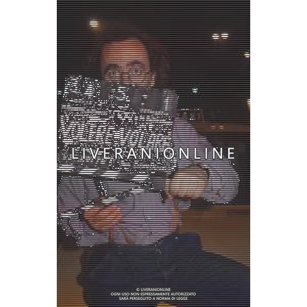DIAP-RETROSPETTIVA MAURIZIO NICHETTI ATTORE NELLA FOTO MAURIZIO NICHETTI TRASMISSIONE TELEVISIVA “VOLERE O VOLARE “A MILANO NELL\'ANNO 1990 AG ALDO LIVERANI SAS 