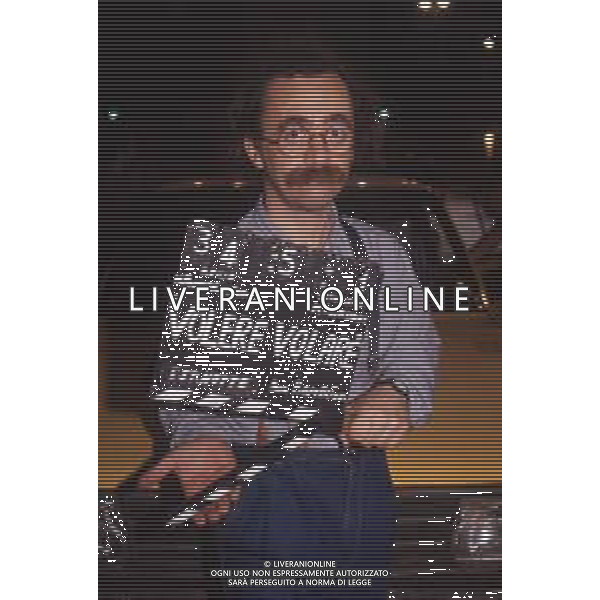 DIAP-RETROSPETTIVA MAURIZIO NICHETTI ATTORE NELLA FOTO MAURIZIO NICHETTI TRASMISSIONE TELEVISIVA “VOLERE O VOLARE “A MILANO NELL\'ANNO 1990 AG ALDO LIVERANI SAS 