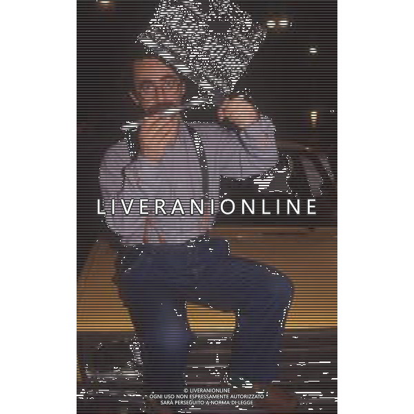 DIAP-RETROSPETTIVA MAURIZIO NICHETTI ATTORE NELLA FOTO MAURIZIO NICHETTI TRASMISSIONE TELEVISIVA “VOLERE O VOLARE “A MILANO NELL\'ANNO 1990 AG ALDO LIVERANI SAS 