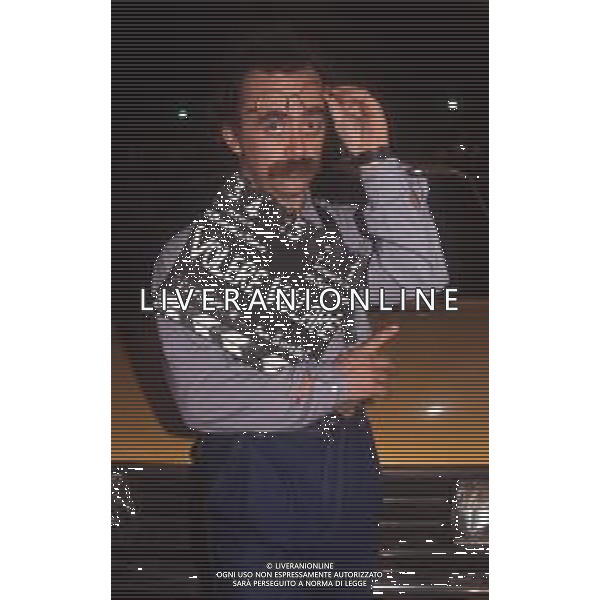 DIAP-RETROSPETTIVA MAURIZIO NICHETTI ATTORE NELLA FOTO MAURIZIO NICHETTI TRASMISSIONE TELEVISIVA “VOLERE O VOLARE “A MILANO NELL\'ANNO 1990 AG ALDO LIVERANI SAS 