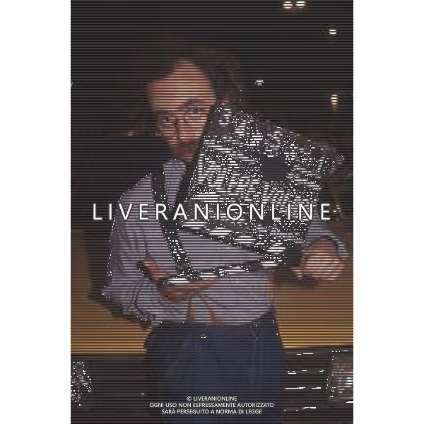 DIAP-RETROSPETTIVA MAURIZIO NICHETTI ATTORE NELLA FOTO MAURIZIO NICHETTI TRASMISSIONE TELEVISIVA “VOLERE O VOLARE “A MILANO NELL\'ANNO 1990 AG ALDO LIVERANI SAS 