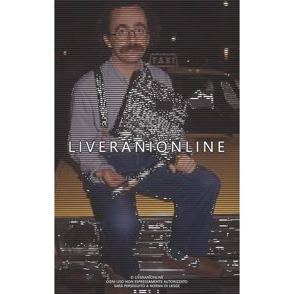 DIAP-RETROSPETTIVA MAURIZIO NICHETTI ATTORE NELLA FOTO MAURIZIO NICHETTI TRASMISSIONE TELEVISIVA “VOLERE O VOLARE “A MILANO NELL\'ANNO 1990 AG ALDO LIVERANI SAS 