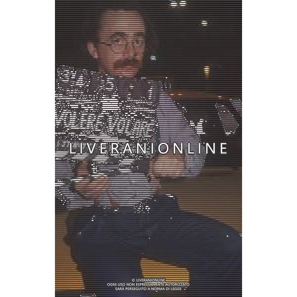 DIAP-RETROSPETTIVA MAURIZIO NICHETTI ATTORE NELLA FOTO MAURIZIO NICHETTI TRASMISSIONE TELEVISIVA “VOLERE O VOLARE “A MILANO NELL\'ANNO 1990 AG ALDO LIVERANI SAS 