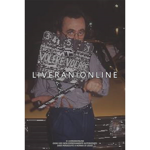 DIAP-RETROSPETTIVA MAURIZIO NICHETTI ATTORE NELLA FOTO MAURIZIO NICHETTI TRASMISSIONE TELEVISIVA “VOLERE O VOLARE “A MILANO NELL\'ANNO 1990 AG ALDO LIVERANI SAS 