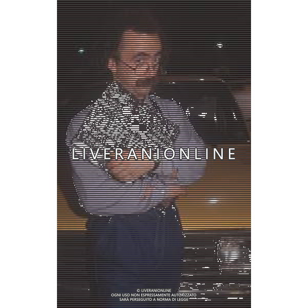 DIAP-RETROSPETTIVA MAURIZIO NICHETTI ATTORE NELLA FOTO MAURIZIO NICHETTI TRASMISSIONE TELEVISIVA “VOLERE O VOLARE “A MILANO NELL\'ANNO 1990 AG ALDO LIVERANI SAS 