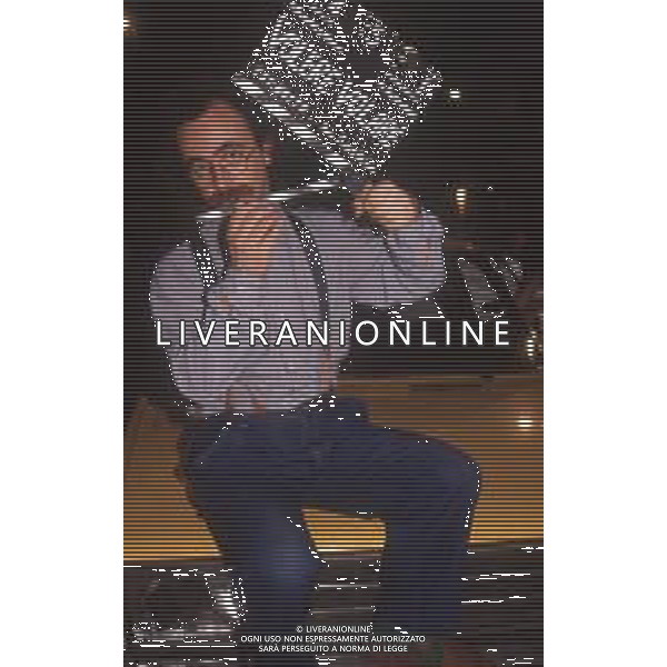 DIAP-RETROSPETTIVA MAURIZIO NICHETTI ATTORE NELLA FOTO MAURIZIO NICHETTI TRASMISSIONE TELEVISIVA “VOLERE O VOLARE “A MILANO NELL\'ANNO 1990 AG ALDO LIVERANI SAS 