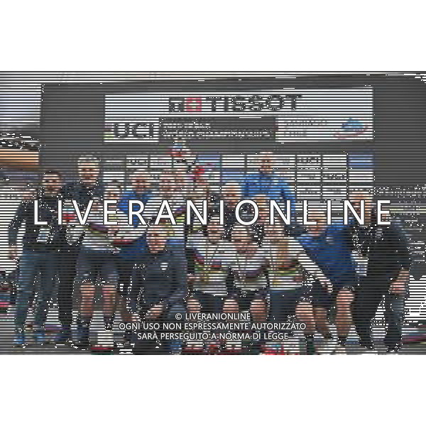 23-10-2025 World Championships Elite Women Track; Giornata 02; 2025, Italia; Guazzini, Vittoria; Fidanza, Martina; Alzini, Martina; Venturelli, Federica; Consonni, Chiara; Villa, Marco; Dagnoni, Cordiano; Ferrara, Raffaele; Amadio, Roberto; Morini, Fred; Santiago Del Cile - Velodromo Penalolen; ©SIROTTI - AGENZIA ALDO LIVERANI SAS