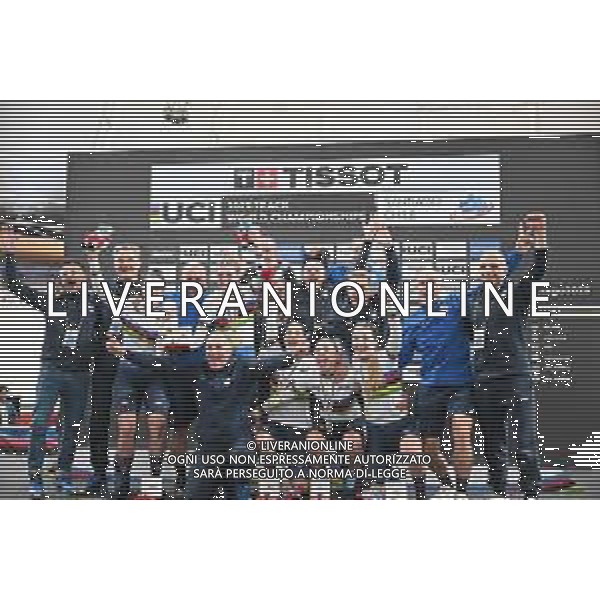 23-10-2025 World Championships Elite Women Track; Giornata 02; 2025, Italia; Guazzini, Vittoria; Fidanza, Martina; Alzini, Martina; Venturelli, Federica; Consonni, Chiara; Villa, Marco; Dagnoni, Cordiano; Ferrara, Raffaele; Amadio, Roberto; Morini, Fred; Santiago Del Cile - Velodromo Penalolen; ©SIROTTI - AGENZIA ALDO LIVERANI SAS