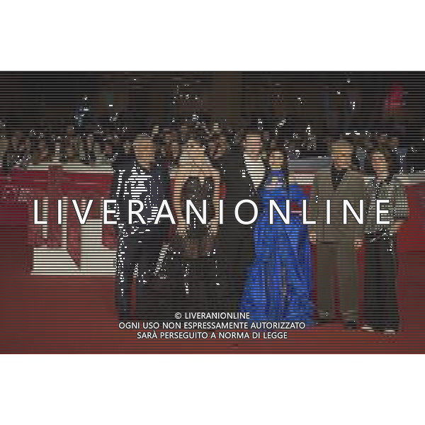 Roma 24 Ottobre 2025 Rome Film Fest - Red Carpet del film ‘Dracula’ di Luc Besson Nella foto: Luc Besson con Matilda De Angelis, Caleb Landry Jones, Zoe Bleu, Christoph Waltz, Raphael Luce Foto Credit: Andrea Bracaglia- AGENZIA ALDO LIVERANI SAS