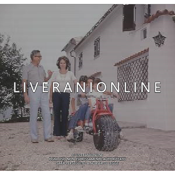 COL-RETROSPETTIVA ARNALDO FORLANI POLITICO DEMOCRAZIA CRISTIANA NELLA FOTO ARNALDO FORLANI POLITICO DEMOCRAZIA CRISTIANA CON LA FAMIGLIA AG ALDO LIVERANI SAS 