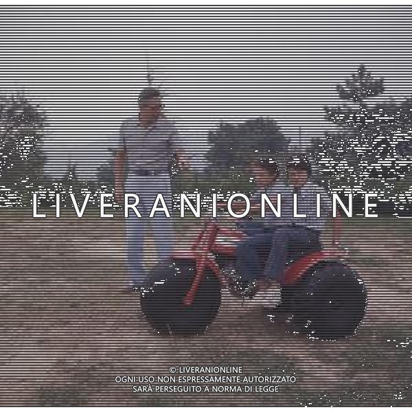 COL-RETROSPETTIVA ARNALDO FORLANI POLITICO DEMOCRAZIA CRISTIANA NELLA FOTO ARNALDO FORLANI POLITICO DEMOCRAZIA CRISTIANA CON LA FAMIGLIA AG ALDO LIVERANI SAS 