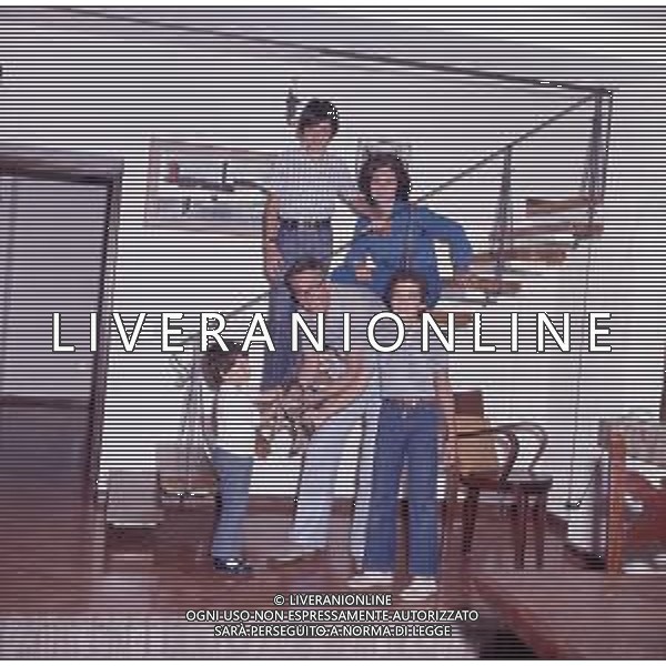 COL-RETROSPETTIVA ARNALDO FORLANI POLITICO DEMOCRAZIA CRISTIANA NELLA FOTO ARNALDO FORLANI POLITICO DEMOCRAZIA CRISTIANA CON LA FAMIGLIA AG ALDO LIVERANI SAS 