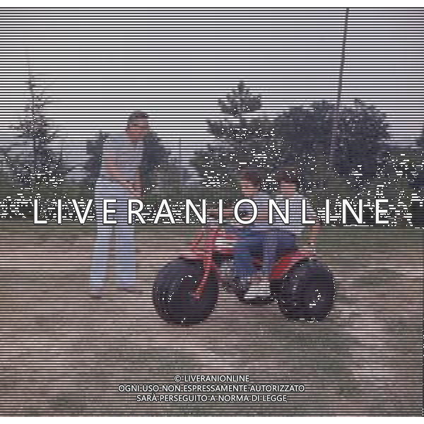 COL-RETROSPETTIVA ARNALDO FORLANI POLITICO DEMOCRAZIA CRISTIANA NELLA FOTO ARNALDO FORLANI POLITICO DEMOCRAZIA CRISTIANA CON LA FAMIGLIA AG ALDO LIVERANI SAS 