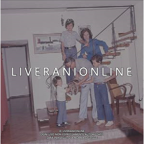 COL-RETROSPETTIVA ARNALDO FORLANI POLITICO DEMOCRAZIA CRISTIANA NELLA FOTO ARNALDO FORLANI POLITICO DEMOCRAZIA CRISTIANA CON LA FAMIGLIA AG ALDO LIVERANI SAS 