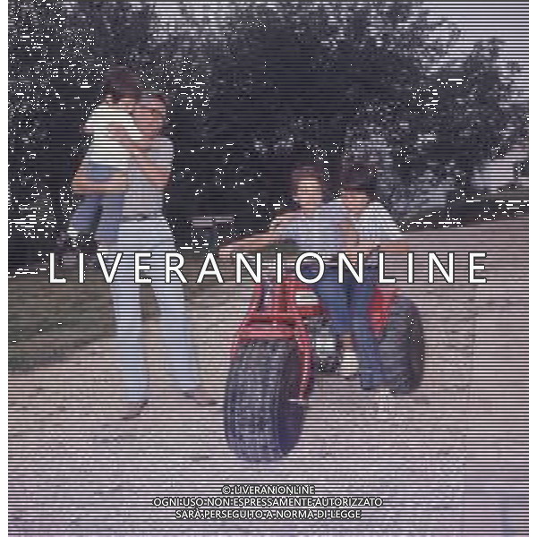 COL-RETROSPETTIVA ARNALDO FORLANI POLITICO DEMOCRAZIA CRISTIANA NELLA FOTO ARNALDO FORLANI POLITICO DEMOCRAZIA CRISTIANA CON LA FAMIGLIA AG ALDO LIVERANI SAS 