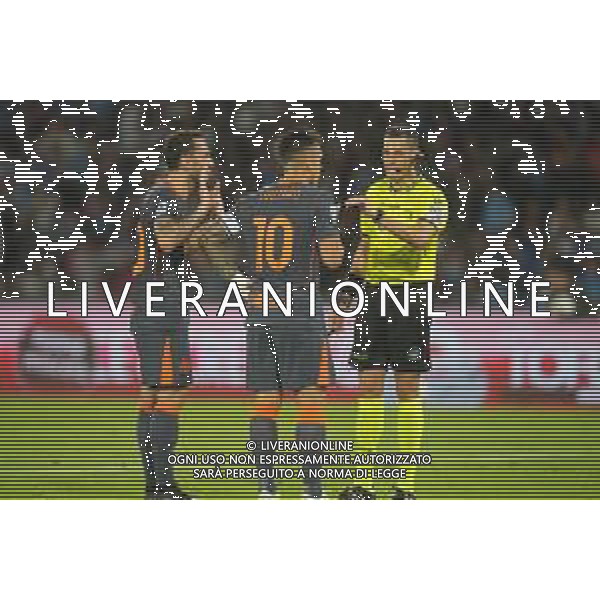 Napoli, Inter Nella Foto: proteste per il rigore con arbitro Mariani Foto Mosca, Ag.Liverani -NAPOLI vs INTER CAMPIONATO CALCIO SERIE A 25.10.2025 ©MOSCA - AGENZIA ALDO LIVERANI SAS