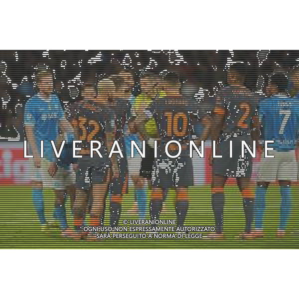 Napoli, Inter Nella Foto: proteste per il rigore con arbitro Mariani Foto Mosca, Ag.Liverani -NAPOLI vs INTER CAMPIONATO CALCIO SERIE A 25.10.2025 ©MOSCA - AGENZIA ALDO LIVERANI SAS