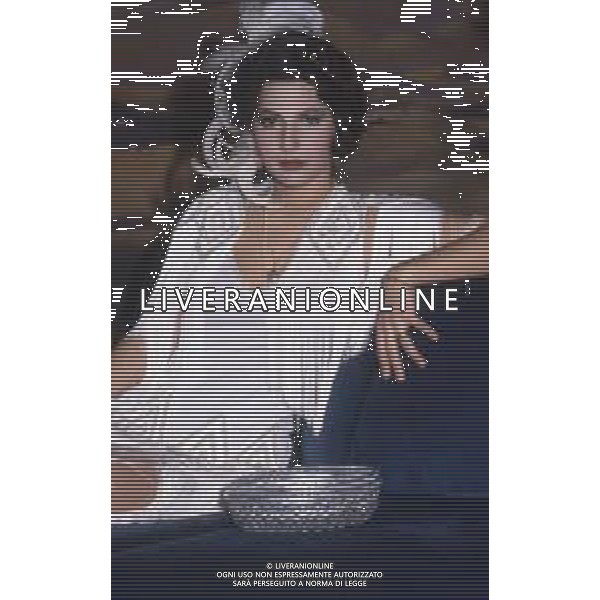 DIAP-RETROSPETTIVA ROBERTA MANFREDI ATTRICE  NELLA FOTO ROBERTA MANFREDI A ROMA NELL\'ANNO 1981 TRASMISSIONE “IL BARATTOLO“ AG ALDO LIVERANI SAS 