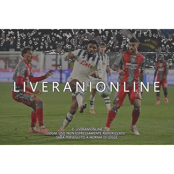 TVRG Cremonese vs Atalanta nella foto Ederson Josè dos Santos (Atalanta) tra Romano Floriani Mussolini (Cremonese) e. Martin Ismael Payero (Cremonese) Cremona 25-10-2025 Stadio Giovanni Zini Cremonese vs Atalanta Campionato Serie A Enilive - 8a giornata foto Roberto Garavaglia/Agenzia Aldo Liverani sas