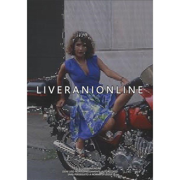 DIAP-RETROSPETTIVA ROBERTA MANFREDI ATTRICE  NELLA FOTO ROBERTA MANFREDI A MILANO NELL\'ANNO 1983 NELLA TRASMISSIONE TELEVISIVA “FRESCO FRESCO “ AG ALDO LIVERANI SAS  