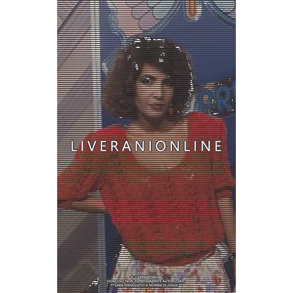 DIAP-RETROSPETTIVA ROBERTA MANFREDI ATTRICE  NELLA FOTO ROBERTA MANFREDI A MILANO NELL\'ANNO 1983 NELLA TRASMISSIONE TELEVISIVA “FRESCO FRESCO “ AG ALDO LIVERANI SAS  