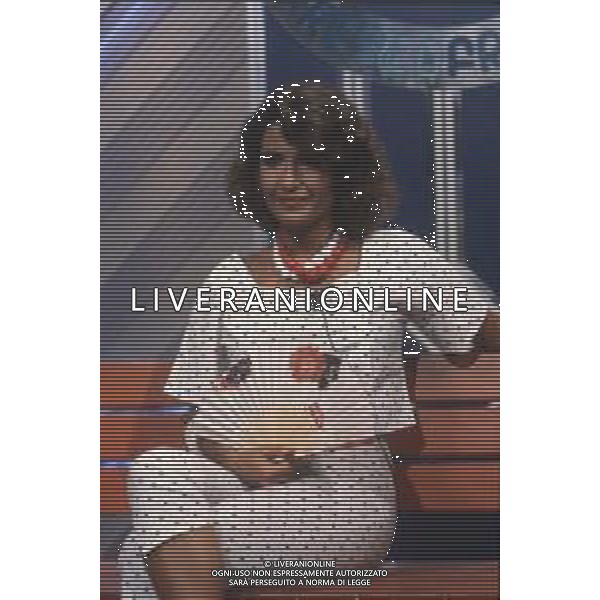DIAP-RETROSPETTIVA ROBERTA MANFREDI ATTRICE  NELLA FOTO ROBERTA MANFREDI A MILANO NELL\'ANNO 1983 NELLA TRASMISSIONE TELEVISIVA “FRESCO FRESCO “ AG ALDO LIVERANI SAS  