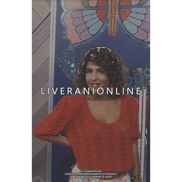 DIAP-RETROSPETTIVA ROBERTA MANFREDI ATTRICE  NELLA FOTO ROBERTA MANFREDI A MILANO NELL\'ANNO 1983 NELLA TRASMISSIONE TELEVISIVA “FRESCO FRESCO “ AG ALDO LIVERANI SAS  