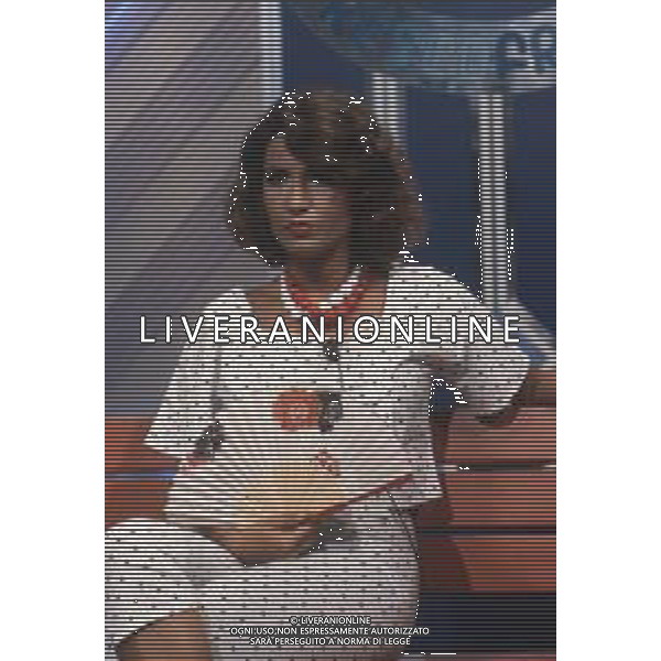 DIAP-RETROSPETTIVA ROBERTA MANFREDI ATTRICE  NELLA FOTO ROBERTA MANFREDI A MILANO NELL\'ANNO 1983 NELLA TRASMISSIONE TELEVISIVA “FRESCO FRESCO “ AG ALDO LIVERANI SAS  