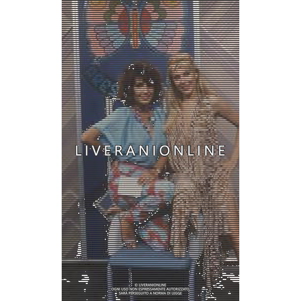 DIAP-RETROSPETTIVA ROBERTA MANFREDI ATTRICE  NELLA FOTO ROBERTA MANFREDI A MILANO NELL\'ANNO 1983 NELLA TRASMISSIONE TELEVISIVA “FRESCO FRESCO “ CON MARIA TERESA RUTA AG ALDO LIVERANI SAS  