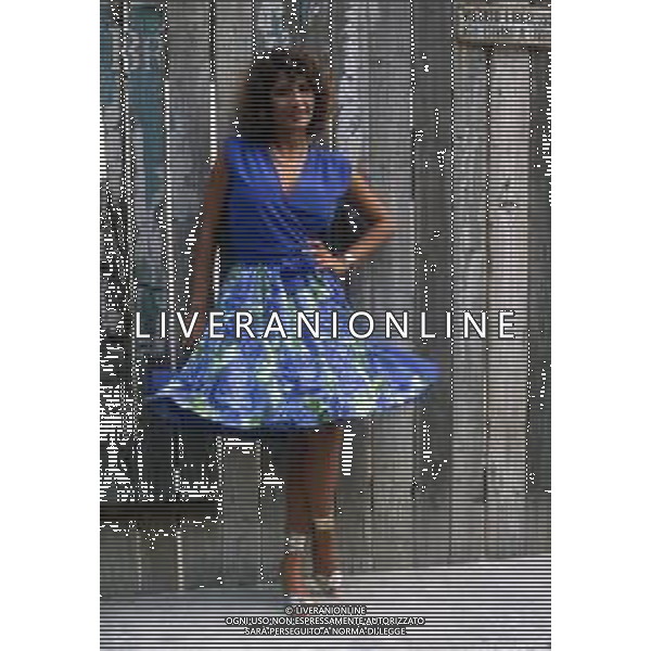 DIAP-RETROSPETTIVA ROBERTA MANFREDI ATTRICE  NELLA FOTO ROBERTA MANFREDI A MILANO NELL\'ANNO 1983 NELLA TRASMISSIONE TELEVISIVA “FRESCO FRESCO “ AG ALDO LIVERANI SAS  