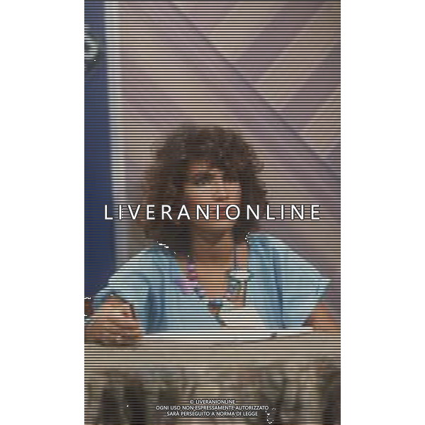 DIAP-RETROSPETTIVA ROBERTA MANFREDI ATTRICE  NELLA FOTO ROBERTA MANFREDI A MILANO NELL\'ANNO 1983 NELLA TRASMISSIONE TELEVISIVA “FRESCO FRESCO “ AG ALDO LIVERANI SAS  