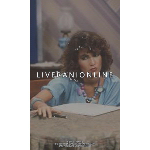 DIAP-RETROSPETTIVA ROBERTA MANFREDI ATTRICE  NELLA FOTO ROBERTA MANFREDI A MILANO NELL\'ANNO 1983 NELLA TRASMISSIONE TELEVISIVA “FRESCO FRESCO “ AG ALDO LIVERANI SAS  