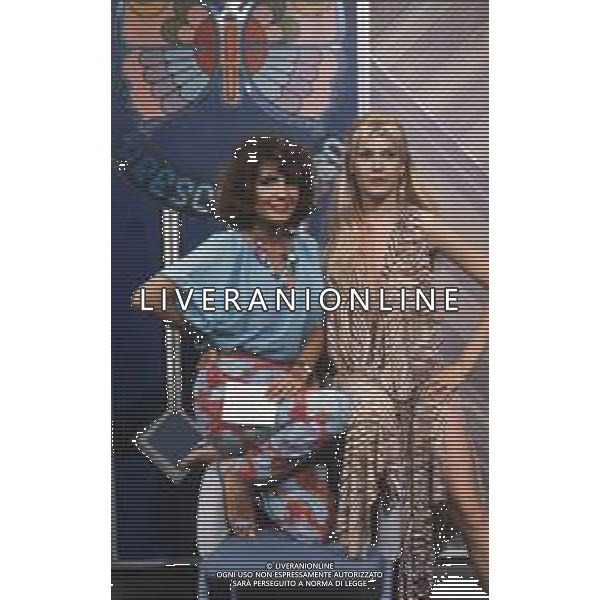 DIAP-RETROSPETTIVA ROBERTA MANFREDI ATTRICE  NELLA FOTO ROBERTA MANFREDI A MILANO NELL\'ANNO 1983 NELLA TRASMISSIONE TELEVISIVA “FRESCO FRESCO “ CON MARIA TERESA RUTA AG ALDO LIVERANI SAS