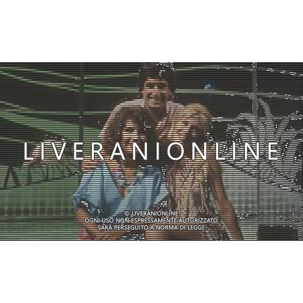 DIAP-RETROSPETTIVA ROBERTA MANFREDI ATTRICE  NELLA FOTO ROBERTA MANFREDI A MILANO NELL\'ANNO 1983 NELLA TRASMISSIONE TELEVISIVA “FRESCO FRESCO “ CON MARIA TERESA RUTA AG ALDO LIVERANI SAS 