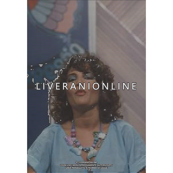 DIAP-RETROSPETTIVA ROBERTA MANFREDI ATTRICE  NELLA FOTO ROBERTA MANFREDI A MILANO NELL\'ANNO 1983 NELLA TRASMISSIONE TELEVISIVA “FRESCO FRESCO “ AG ALDO LIVERANI SAS  