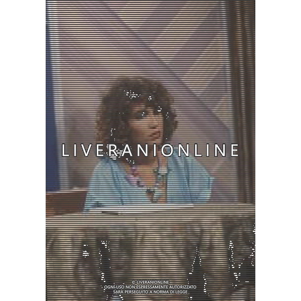 DIAP-RETROSPETTIVA ROBERTA MANFREDI ATTRICE  NELLA FOTO ROBERTA MANFREDI A MILANO NELL\'ANNO 1983 NELLA TRASMISSIONE TELEVISIVA “FRESCO FRESCO “ AG ALDO LIVERANI SAS  