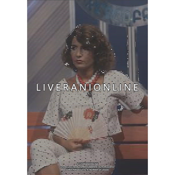 DIAP-RETROSPETTIVA ROBERTA MANFREDI ATTRICE  NELLA FOTO ROBERTA MANFREDI A MILANO NELL\'ANNO 1983 NELLA TRASMISSIONE TELEVISIVA “FRESCO FRESCO “ AG ALDO LIVERANI SAS  