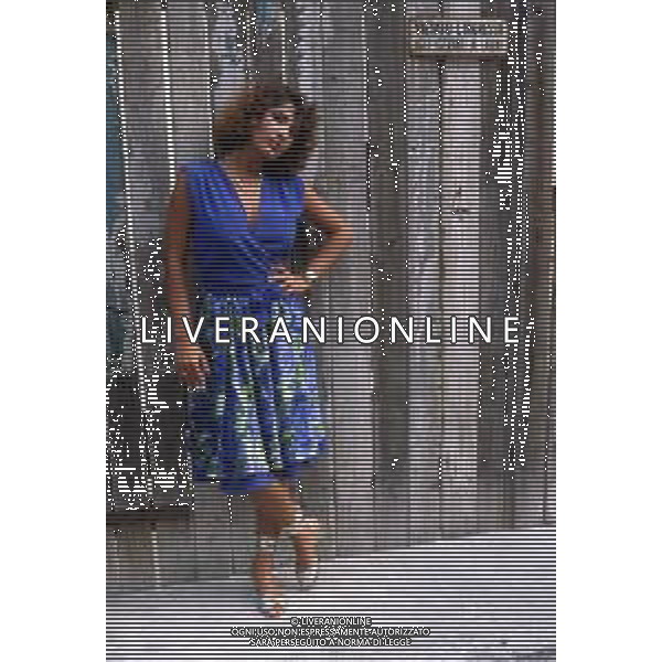 DIAP-RETROSPETTIVA ROBERTA MANFREDI ATTRICE  NELLA FOTO ROBERTA MANFREDI A MILANO NELL\'ANNO 1983 NELLA TRASMISSIONE TELEVISIVA “FRESCO FRESCO “ AG ALDO LIVERANI SAS  