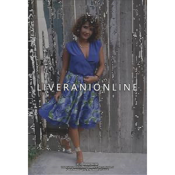 DIAP-RETROSPETTIVA ROBERTA MANFREDI ATTRICE  NELLA FOTO ROBERTA MANFREDI A MILANO NELL\'ANNO 1983 NELLA TRASMISSIONE TELEVISIVA “FRESCO FRESCO “ AG ALDO LIVERANI SAS  