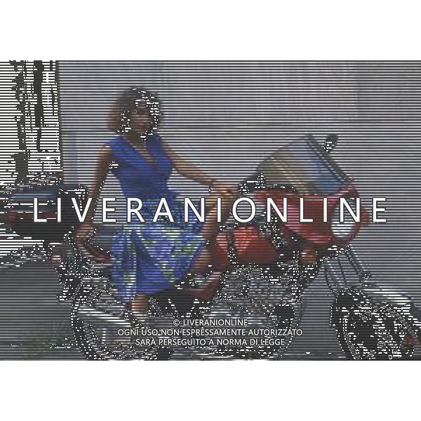 DIAP-RETROSPETTIVA ROBERTA MANFREDI ATTRICE  NELLA FOTO ROBERTA MANFREDI A MILANO NELL\'ANNO 1983 NELLA TRASMISSIONE TELEVISIVA “FRESCO FRESCO “ AG ALDO LIVERANI SAS  